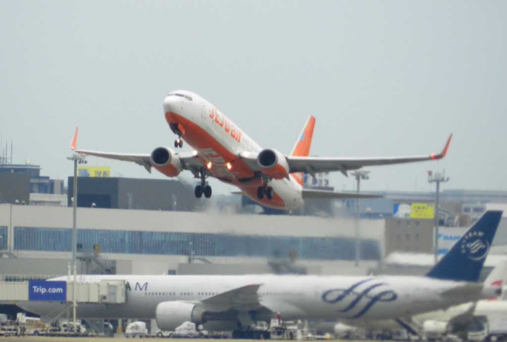 福岡空港を離陸のJEJU AIR B737-800  1