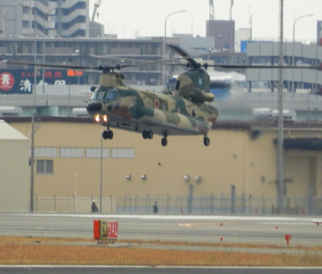 福岡空港へ下りる航空自衛隊　CH-47J  2