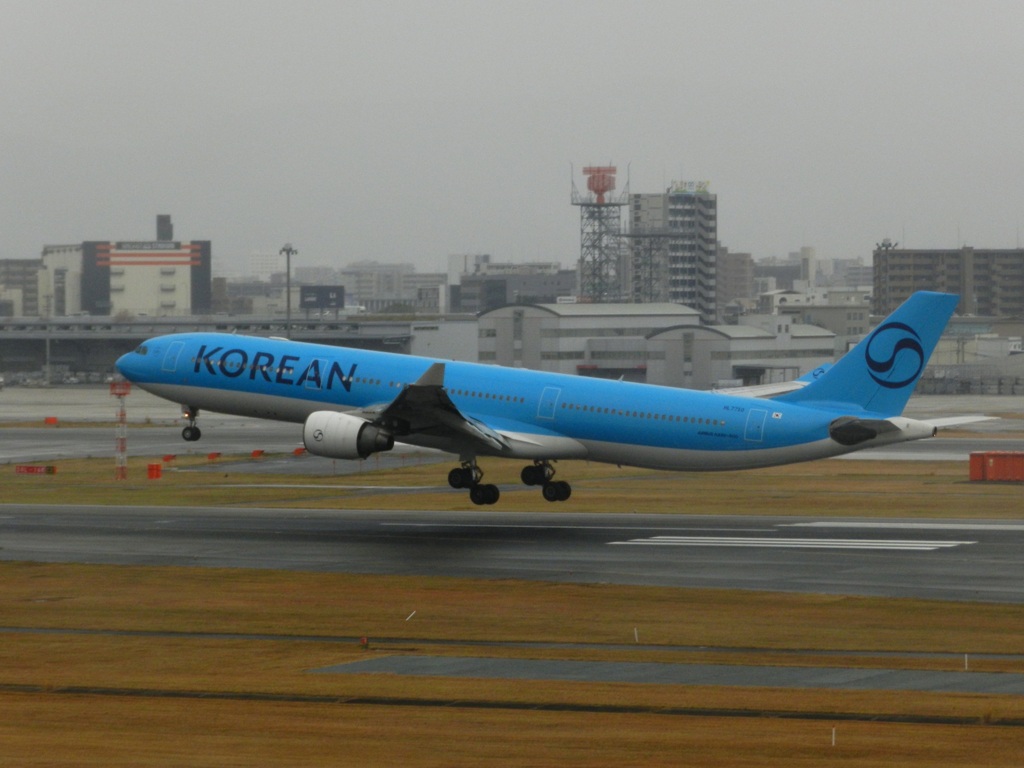 福岡空港へランディング　KOREAN AIR A330-300