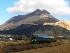 由布岳の下を走るゆふいんの森　②