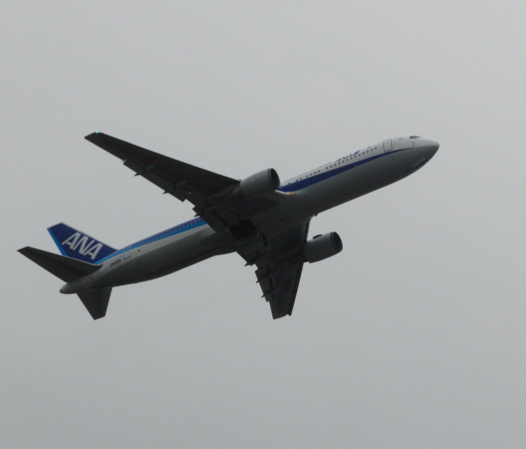 ANA B767-300ER 福岡空港離陸