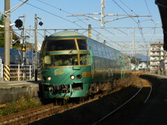 原田駅を通過のキハ71ゆふいんの森