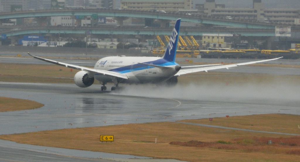 福岡空港雨の日の離着陸　9