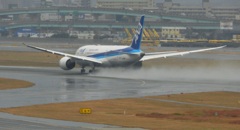 福岡空港雨の日の離着陸　9