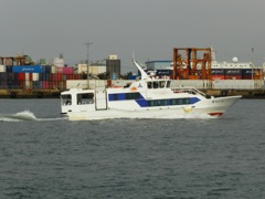 博多港を航行の高速船きんいん