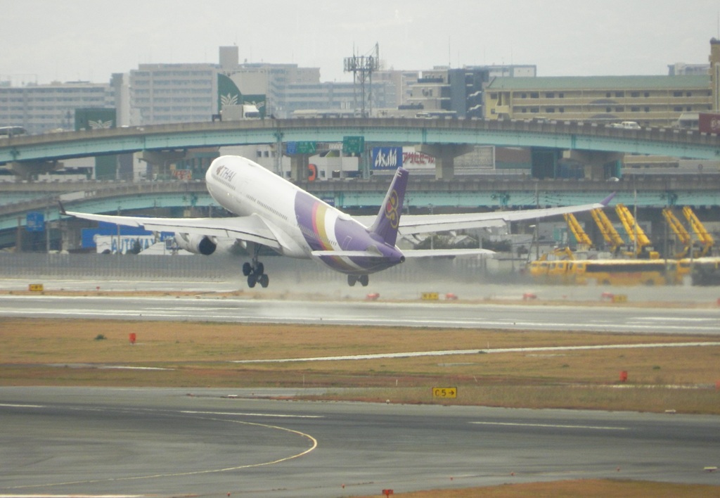 福岡空港を離陸　タイ国際航空　A330