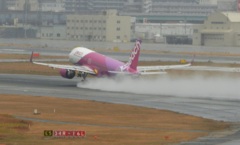 福岡空港雨の日の離着陸　1