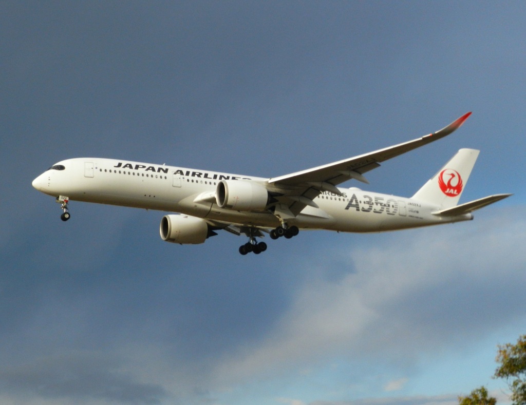JAL A350 JA02XJ　福岡空港ランディング