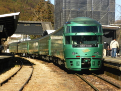 由布岳の下を走るゆふいんの森　④