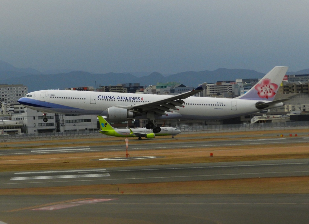 福岡空港へランディング CHINA AIRLINE A330-300