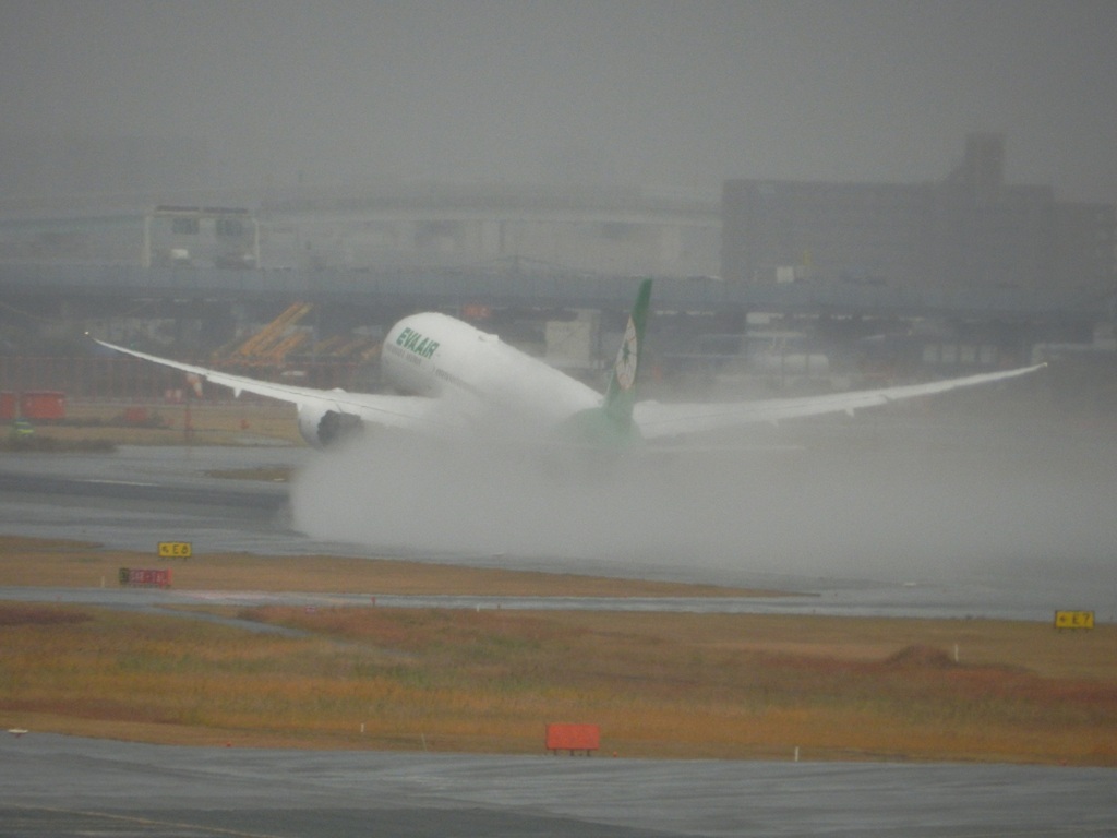福岡空港雨の日の離着陸　4