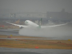 福岡空港雨の日の離着陸　4