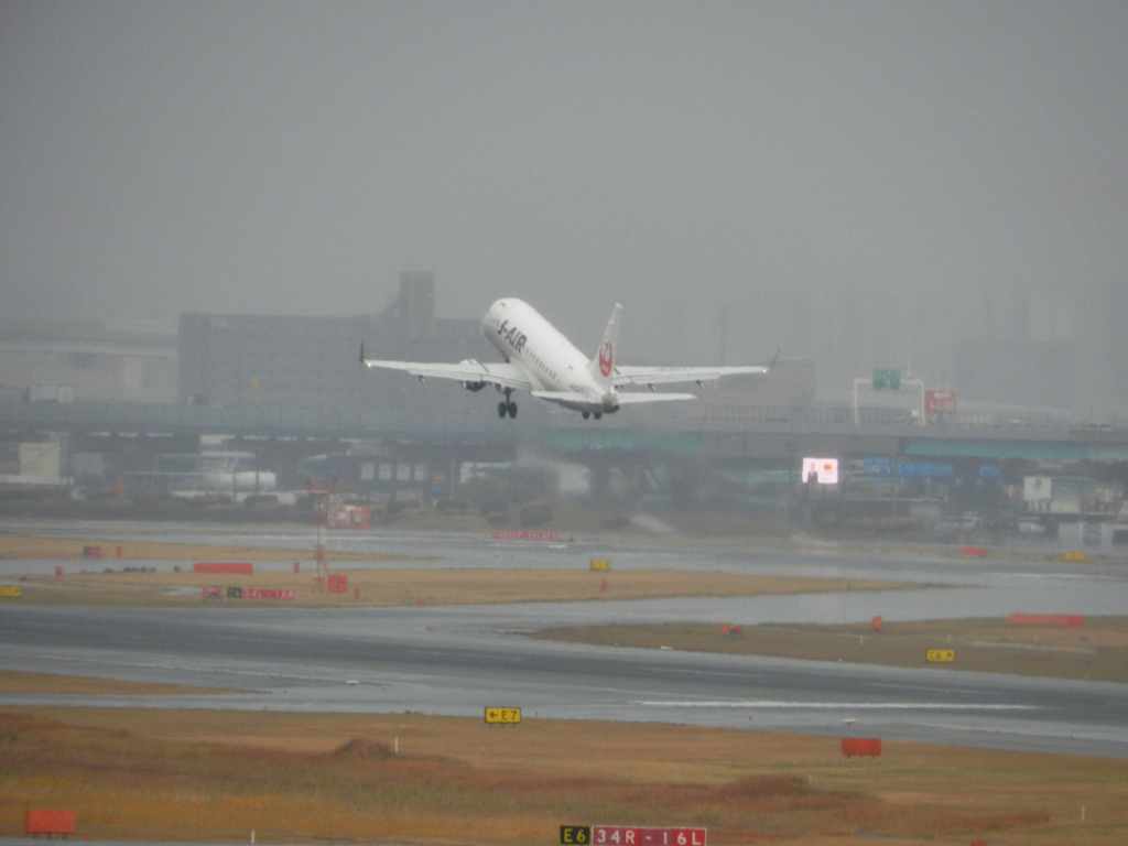 福岡空港を離陸　J-AIR