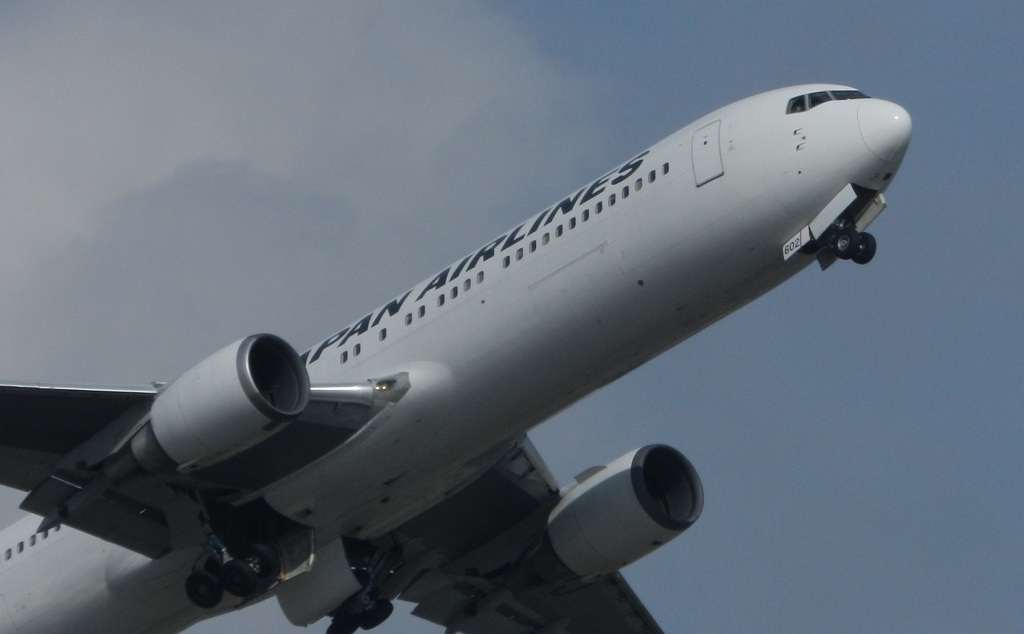 JAL B767-300ER 福岡空港離陸　2