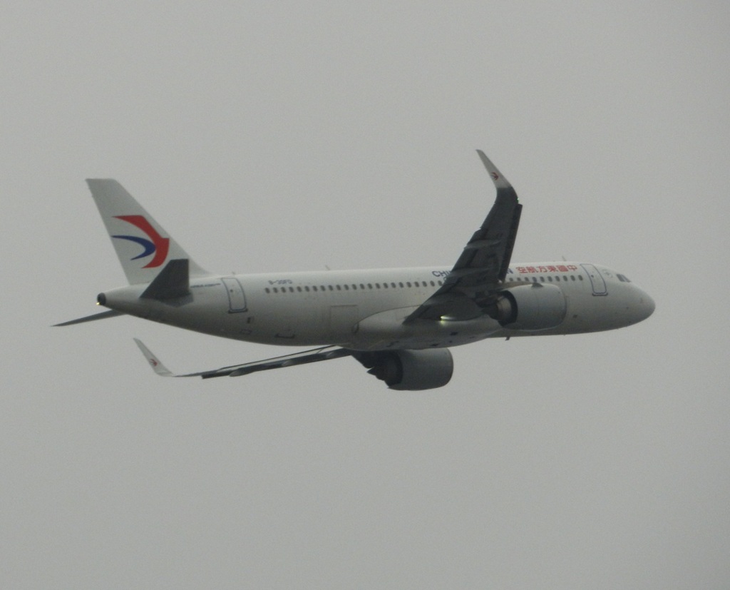 CHINA EASTERN A320 福岡空港離陸