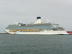 博多港に寄港のADORA MAGIC CITY　1