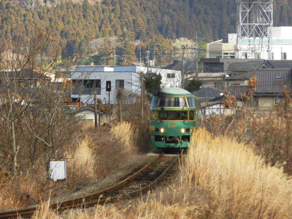 由布岳の下を走るゆふいんの森　①