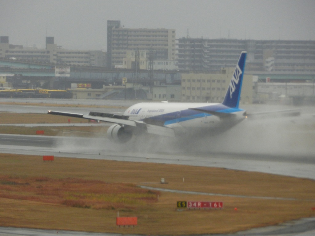 福岡空港雨の日の離着陸　7