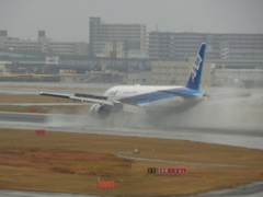 福岡空港雨の日の離着陸　7