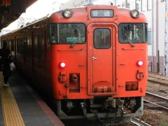 下関駅に停車の山陰線のキハ47　1