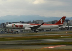 Tway A330-300　福岡空港ランディング