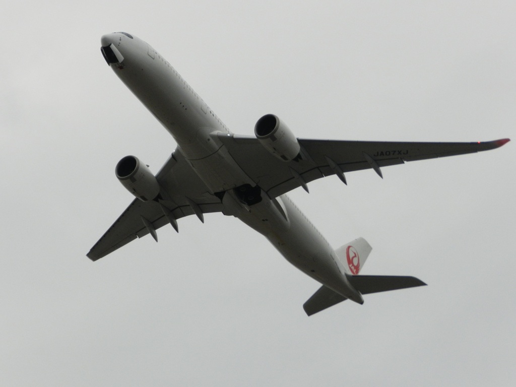 福岡空港を離陸のJAL A350