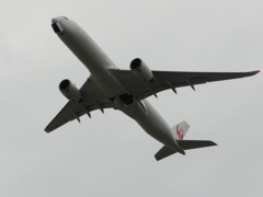 福岡空港を離陸のJAL A350