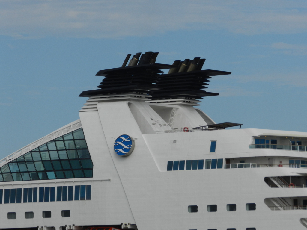 博多港に寄港するMITSUI OCEAN FUJI　2