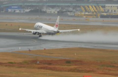 福岡空港雨の日の離着陸　2