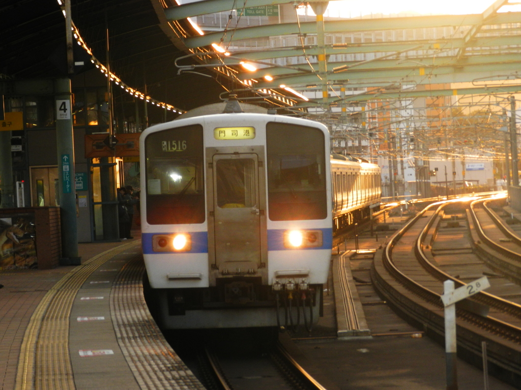 スペースワールド駅に入線の415系1500番台