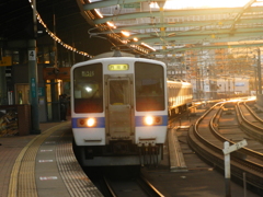 スペースワールド駅に入線の415系1500番台