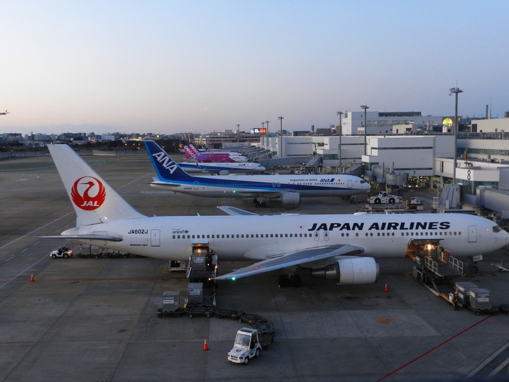 夕暮れの福岡空港　⑥