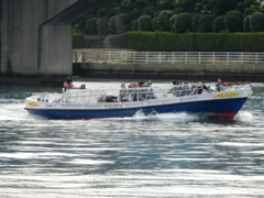 博多港を航行するリバークルーズ　1