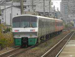都府楼南駅を通過の783系ハウステンボス＋みどり