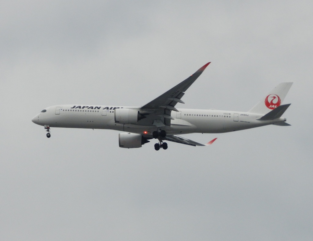 福岡空港へランディングJAL A350