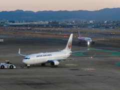 夕暮れの福岡空港　③