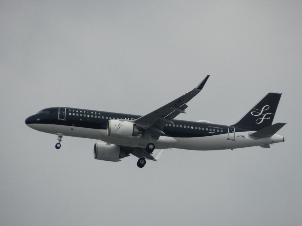 福岡空港へランディングのスターフライヤー