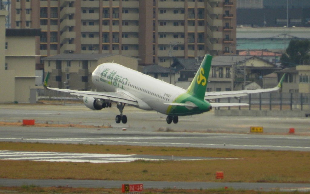 福岡空港を離陸　春秋航空　A320