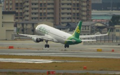 福岡空港を離陸　春秋航空　A320