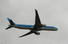 福岡空港　KOREAN AIR A330の離陸　2