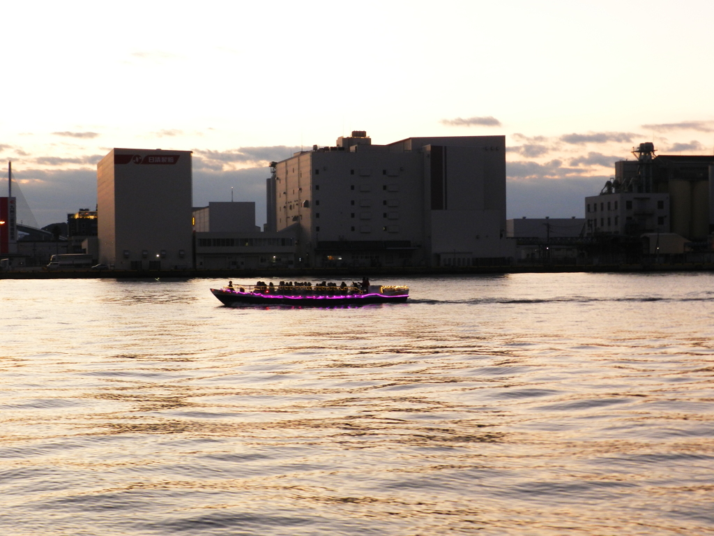 夕暮れの博多港リバークルーズ船　1