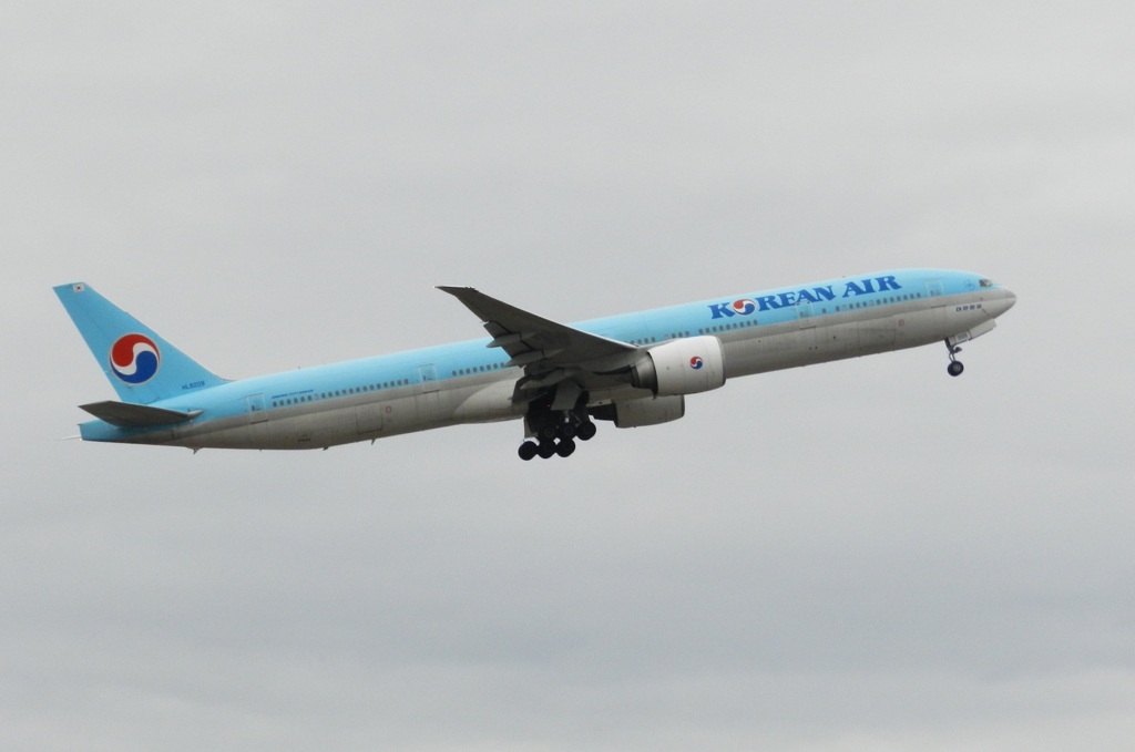 KOREAN AIR B777-300ER 福岡空港離陸