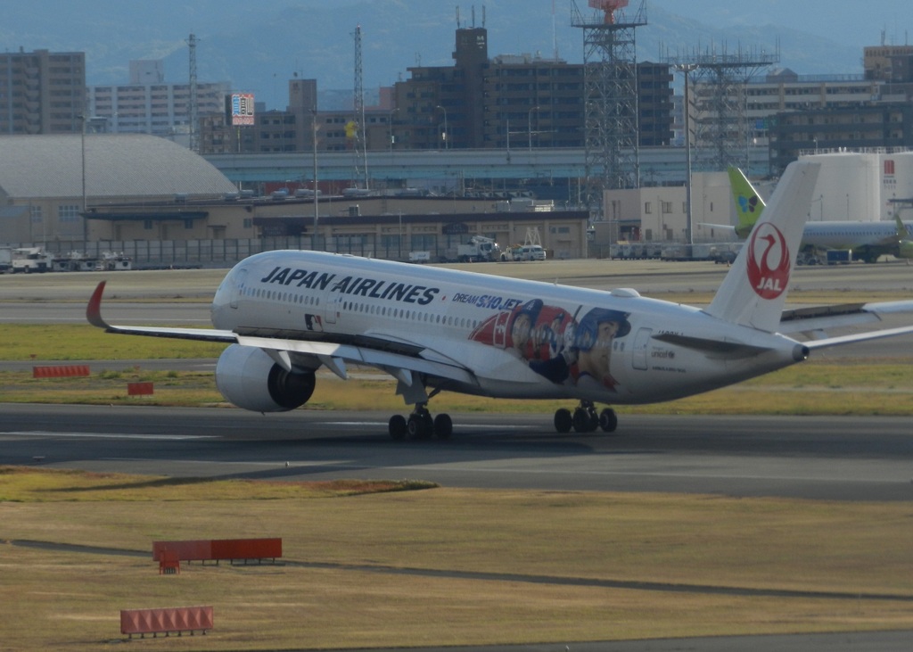 JAL A350 DREAM SHO JET　福岡空港ランディング　1