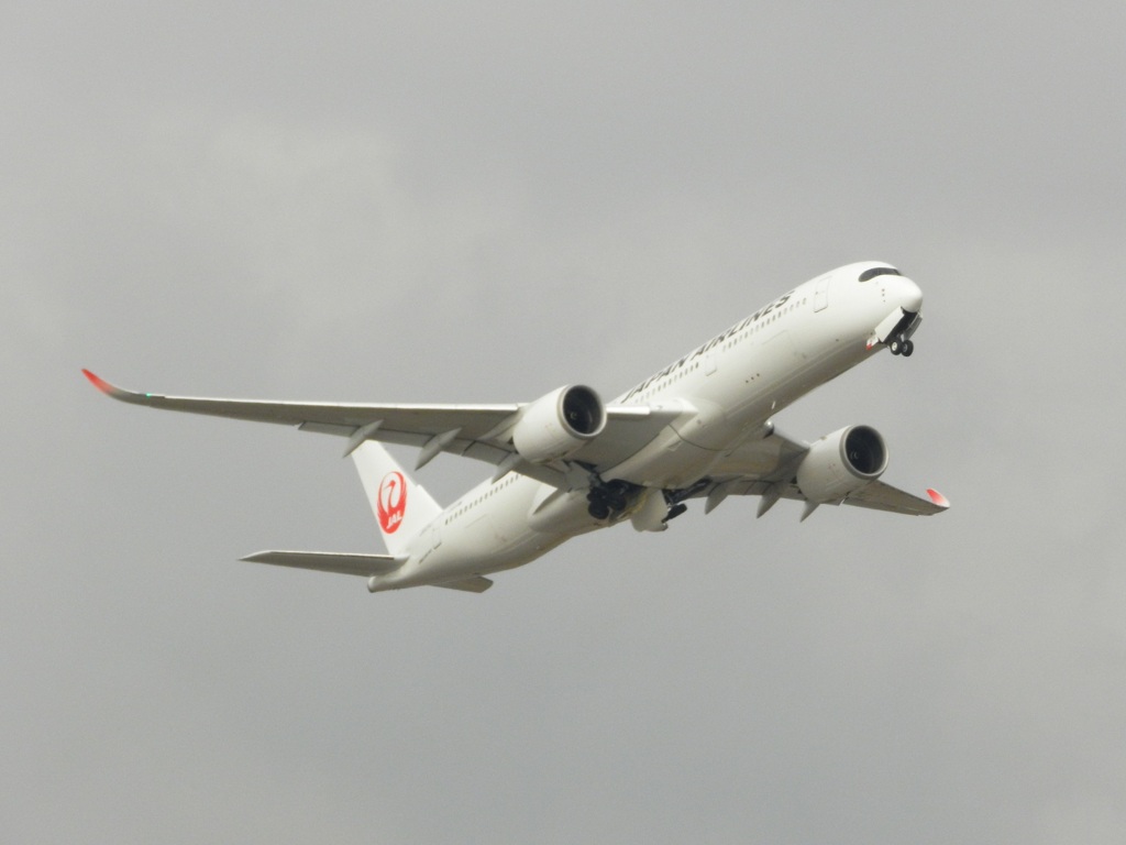 福岡空港　JAL A350の離陸　1