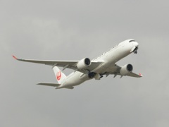 福岡空港　JAL A350の離陸　1