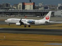 福岡空港へランディング　日本トランスオーシャン　B737-800