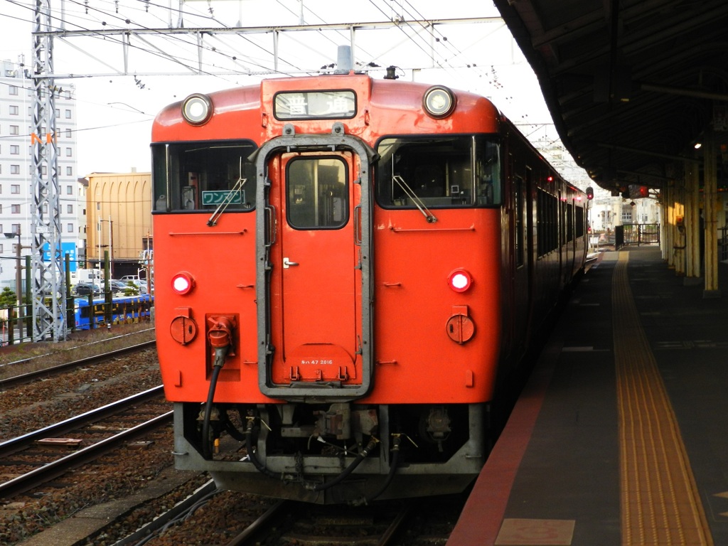 下関駅に停車の山陰線のキハ47　2