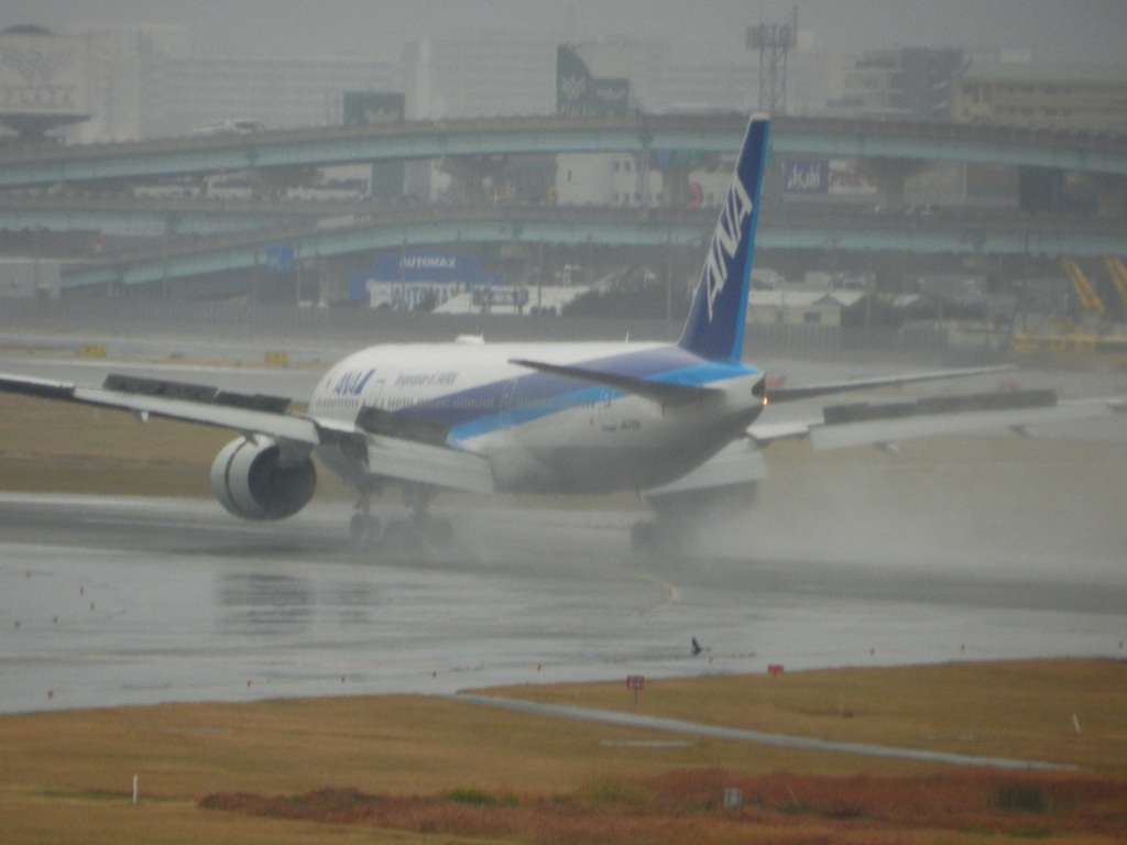 福岡空港雨の日の離着陸　8