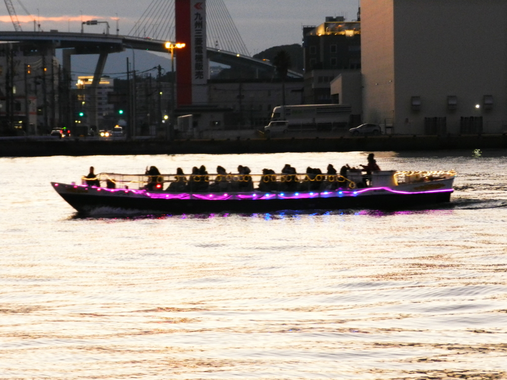 夕暮れの博多港リバークルーズ船　2