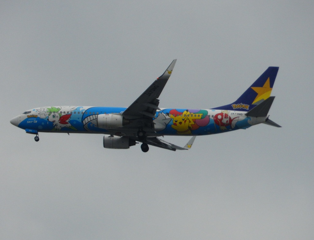 福岡空港へランディングのスカイマーク　ポケモンラッピング